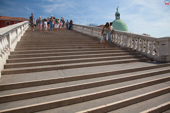 Wenecja, schody na moscie Onte Degli Scalzi. EU, Italia, Wenecja Euganejska.