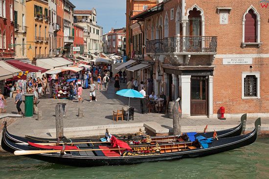 Wenecja, gondole przy Rio Terra San Leonardo. EU, Italia, Wenecja Euganejska.