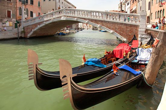 Wenecja, gondole przy moscie Ponte Guglie. EU, Italia, Wenecja Euganejska.