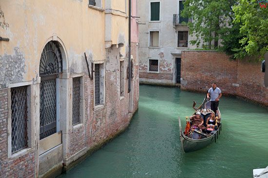 Wenecja, gondole na kanale Cale Dolfin. EU, Italia, Wenecja Euganejska.