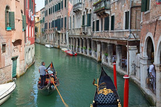 Wenecja, gondole na kanale Calle Dolfin. EU, Italia, Wenecja Euganejska.