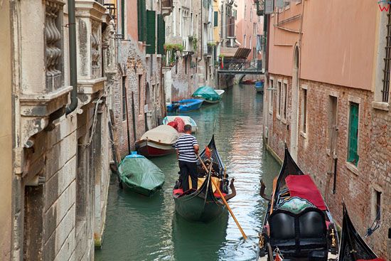 Wenecja, gondole na kanale Calle Dolfin. EU, Italia, Wenecja Euganejska.