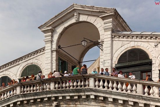 Wenecja, korona mostu Rialto nad kanalem Canal Grande. EU, Italia, Wenecja Euganejska.