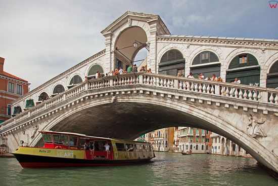 Wenecja, most Rialto nad kanalem Canal Grande. EU, Italia, Wenecja Euganejska.