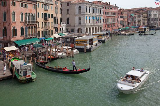 Wenecja, Canal Grande przy moscie Rialto. EU, Italia, Wenecja Euganejska.