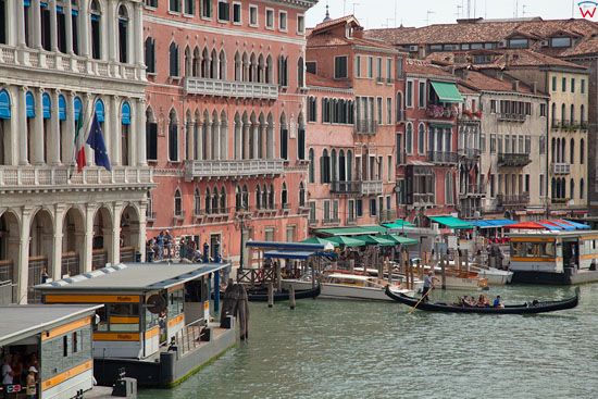 Wenecja, Canal Grande przy moscie Rialto. EU, Italia, Wenecja Euganejska.