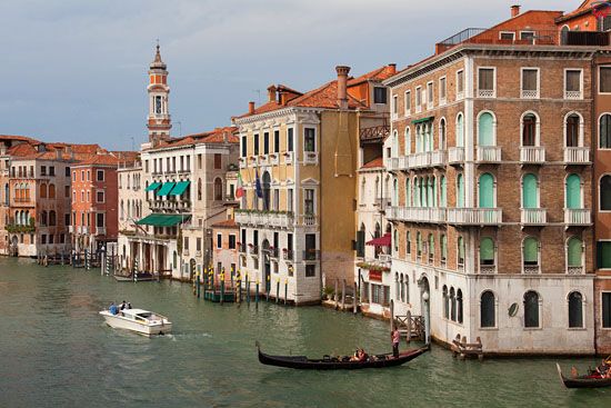 Wenecja, panorama z mostu Rialto na kanal Canal Grande. EU, Italia, Wenecja Euganejska.