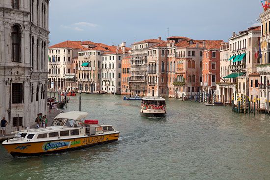 Wenecja, panorama przy moscie Rialto na  kanal Canal Grande. EU, Italia, Wenecja Euganejska.
