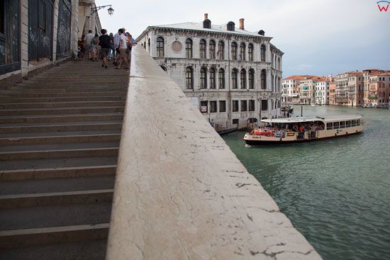 Wenecja, panorama z mostu Rialto na kanal Canal Grande. EU, Italia, Wenecja Euganejska.