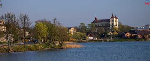 Litwa-Troki. Kościół Farny widoczny przez jezioro Tataryszki.