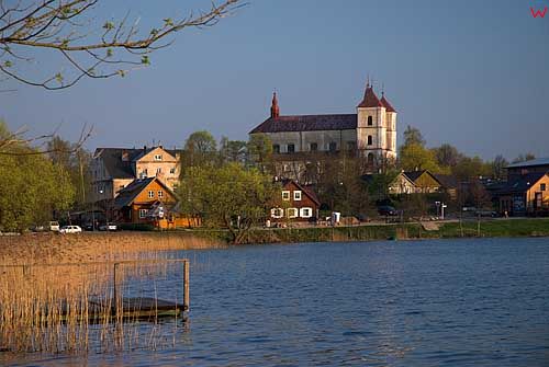 Litwa-Troki. Kościół Farny widoczny przez jezioro Tataryszki