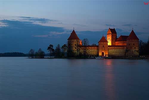 Litwa-Troki. Zamek w nocnej scenerii.