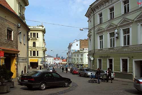 Litwa-Wilno. Kamienice przy ul. Didzioji, widok w stronę ratusza