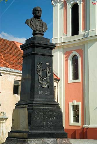 Litwa-Wilno. Pomnik S. Moniuszki na dziedzińcu kościoła św. Katarzyny.