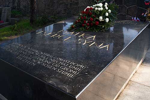 Litwa-Wilno. Cmentarz na Rossie-cmentarz wojskowy przy bramie. 