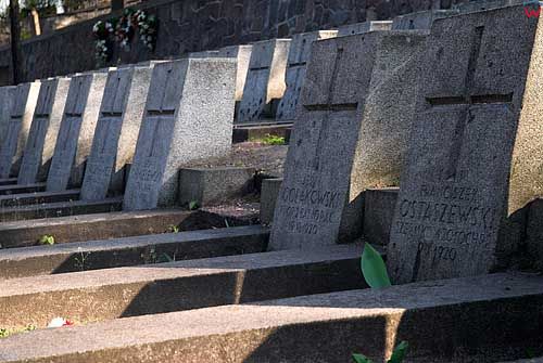 Litwa-Wilno. Cmentarz na Rossie-cmentarz wojskowy przy bramie. 
