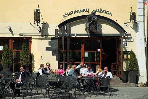 Litwa-Wilno. Restauracja na placu przy ulicy Wielkiej-przed ratuszem