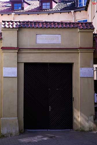 Litwa-Wilno. Brama prowadząca do domu w którym mieszkał A. Mickiewicz