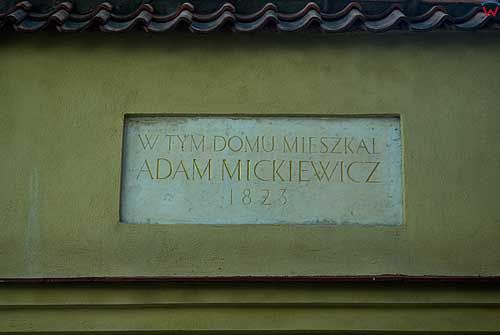 Litwa-Wilno. Tablica na bramie prowadzącej do domu w którym mieszkał A. Mickiewicz.
