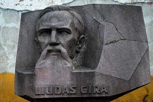 Litwa-Wilno. Pomnik Liudasa Gira przy zaułku Świętomichalskim.