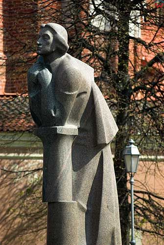 Litwa-Wilno. Pomnik Adama Mickiewicza przed kościołami Anny i Bernardynów.