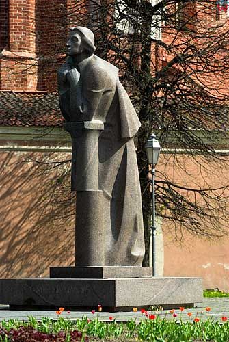 Litwa-Wilno. Pomnik Adama Mickiewicza przed kościołami Anny i Bernardynów.