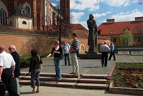 Litwa-Wilno. Plac z pomnikiem A. Mickiewicza przed kościołem Bernardynów.