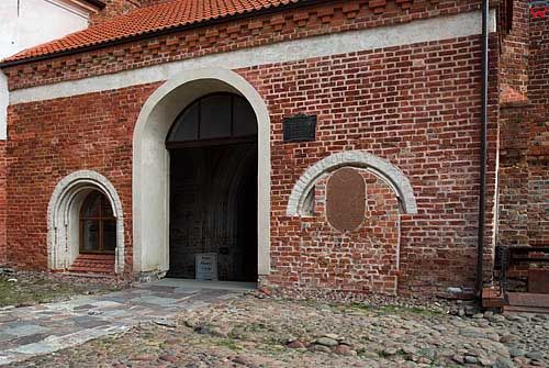 Litwa-Wilno. Wejście do kościoła Bernardynów.