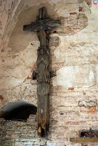 Litwa-Wilno. Drewniany krzyż wewnątrz kościoła Bernardynów.