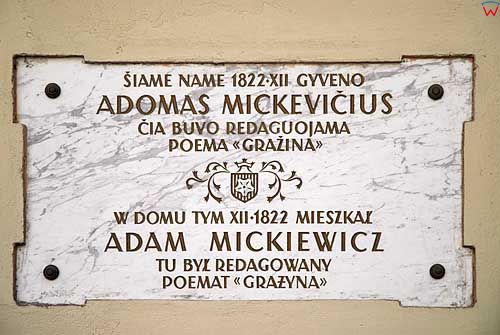 Litwa-Wilno. Tablica na budynku (muzeum) w ktrórym mieszkał Adam Mickiewicz.