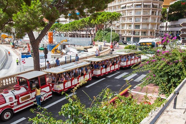 Monaco, 15.09.2015 r. tramwaj z turystami na  ulicy Avenue J.F. Kennedy.