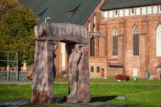 Kaliningrad, pomnik przed Katedra. EU, Rosja-Obwod Kaliningradzki.
