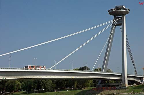 Bratysława, resturacja-spodek na moście nad Dunajem