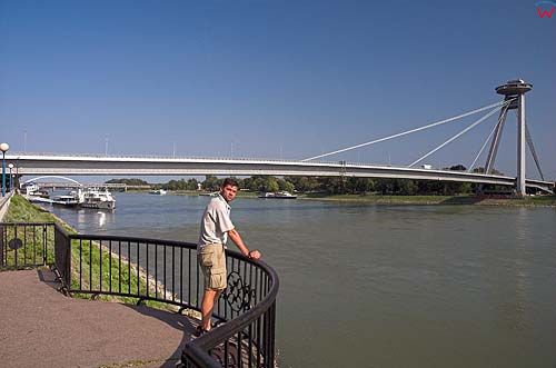 Bratysława, resturacja-spodek na moście nad Dunajem