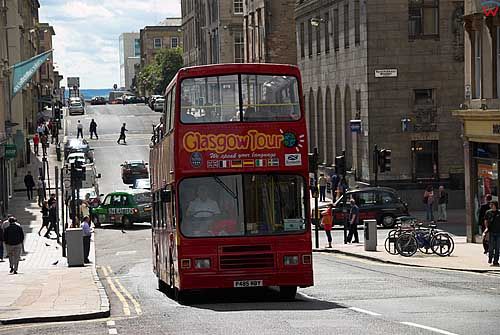 Szkocja-Glasgow. Autobus na ulicy miasta.