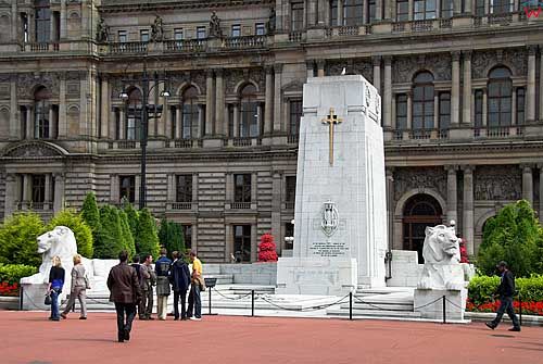 Szkocja-Glasgow. Pomnik przed ratuszem.