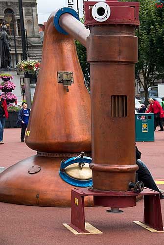 Szkocja-Glasgow. Ekspozycja ukazujaca produkcje szkockiej whisky.