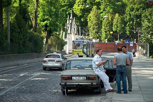 Lwów. Taksówkarze na ulicy Mecznykowa.