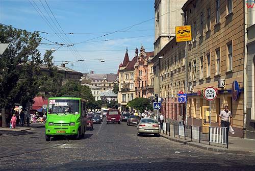Lwów. Kamienice na  Placu Halickim-centrum miasta.