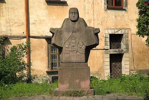 Lwów. Pomnik na dziedzińcu klasztoru Bernardynów.