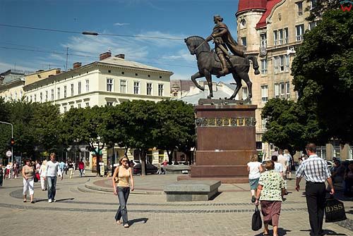 Lwów. Pomnik Króla Danyły Halickiego na Placu Halickim.