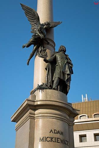Lwów. Pomnik A. Mickiewicza na placu Mickiewicza.