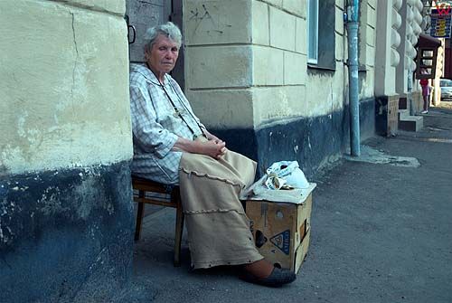 Lwów. Kobieta sprzedająca nasiona słonecznika przy ul. Witkowskiego.