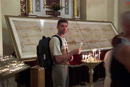 Lwów. Turysta palący świecę w Katedrze sw. Jura.