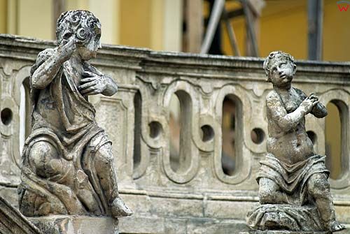 Lwów. Figurki na schodach przed katedrą św. Jura.