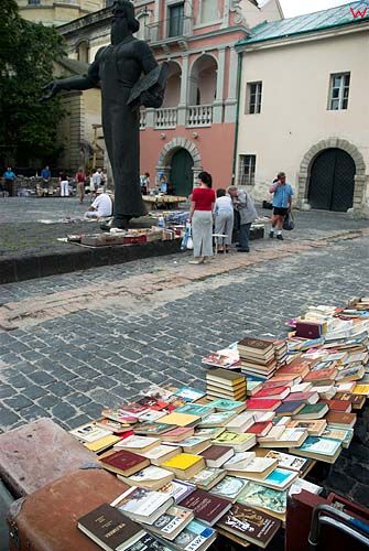 Lwów. Sprzedawcy książek przy pomniku Fedorowa.