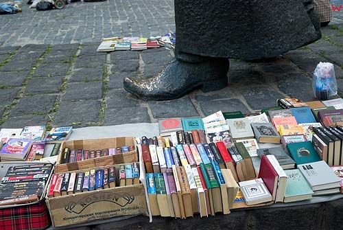 Lwów. Sprzedawcy książek przy pomniku Fedorowa.